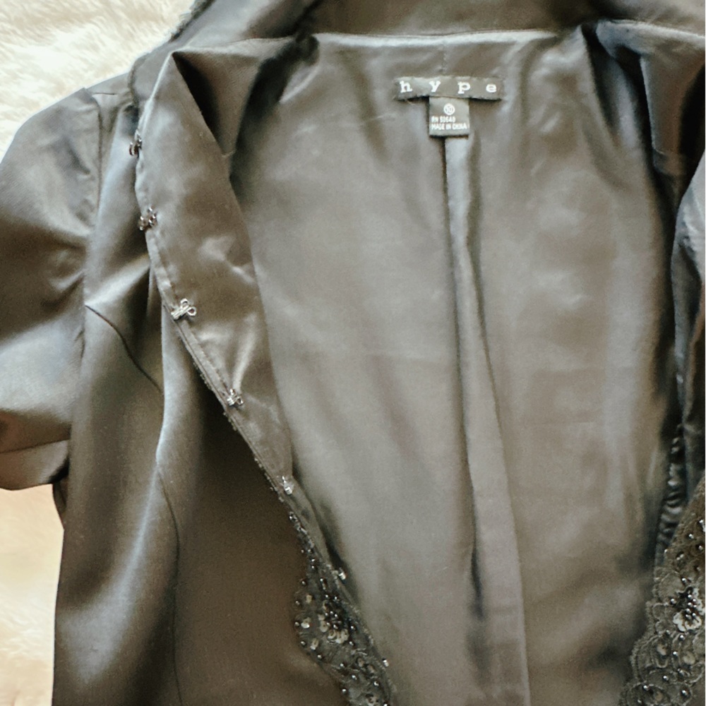 NWT Gorgeous Black Hype satin, beaded and faux fur coat. Size 10 - Picture 15 of 16